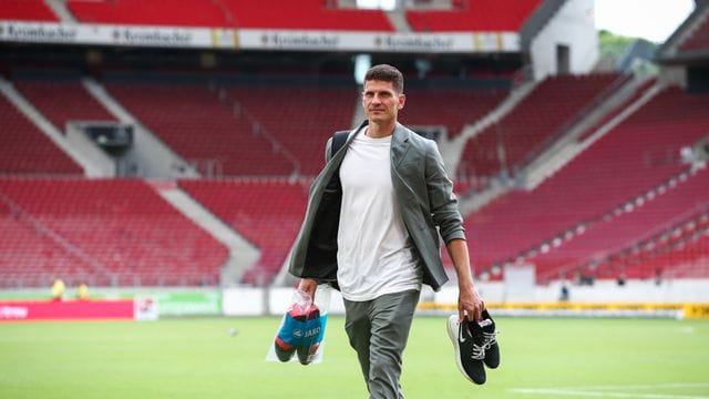 Mario Gomez läuft mit dem Schuhen in der Hand über den Platz