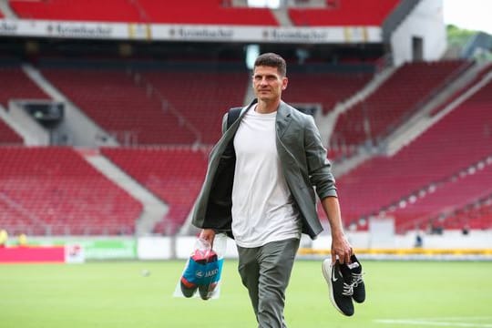 Mario Gomez läuft mit dem Schuhen in der Hand über den Platz