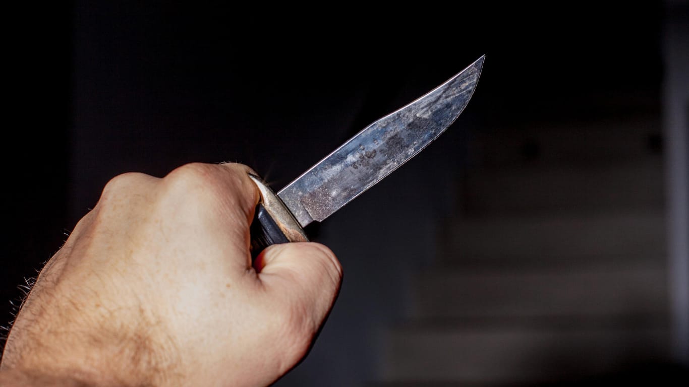 Eine Person hält ein Messer in der Hand (Symbolbild): In einer Schlang um die Soforthilfen der Stadt, ist es zu einem Streit gekommen.