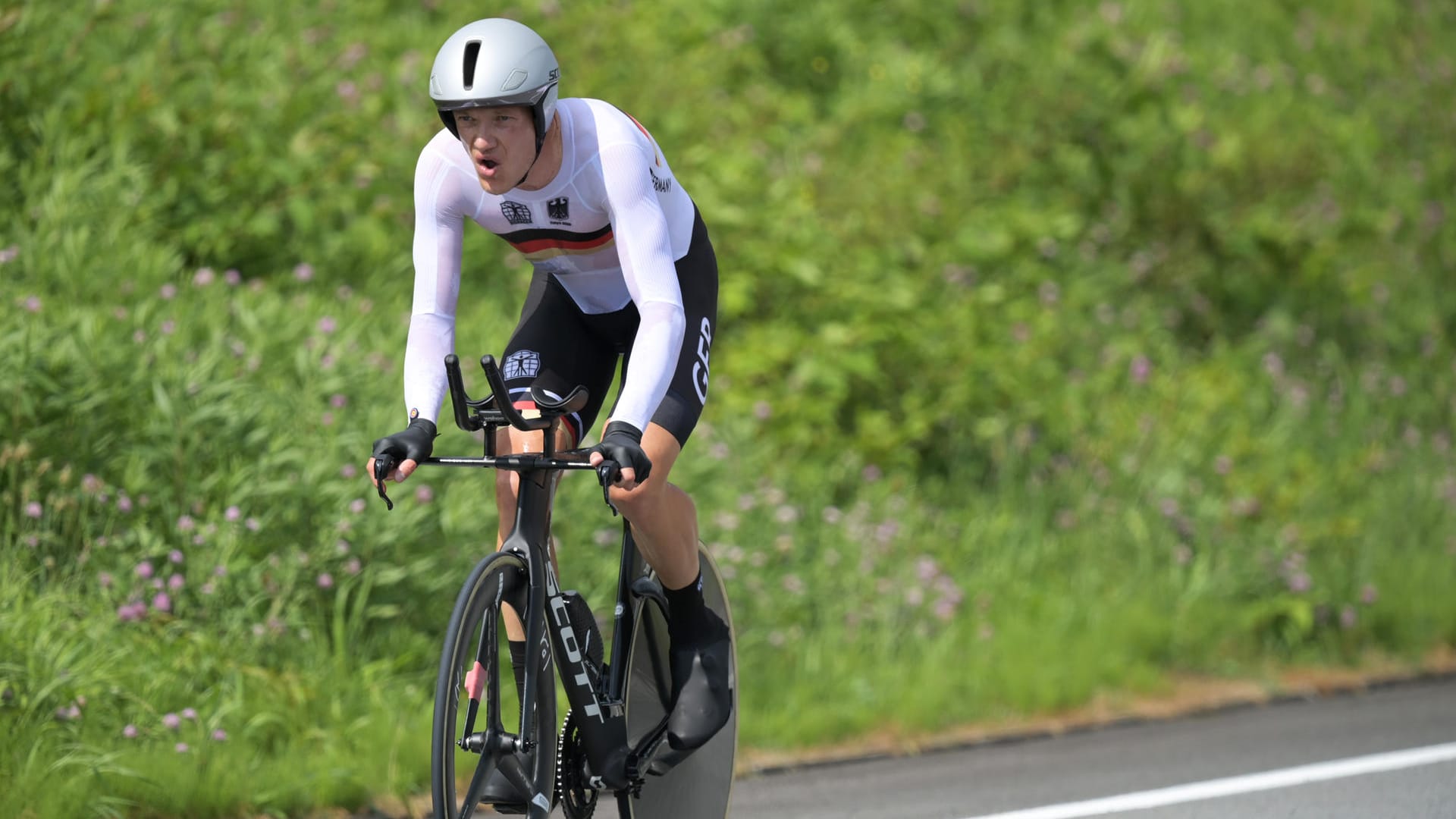 Eklat bei olympischem Radrennen: Als Nikias Arndt an der Verpflegung vorbeikam, machte BDR-Sportdirektor Patrick Moster eine rassistische Bemerkung.