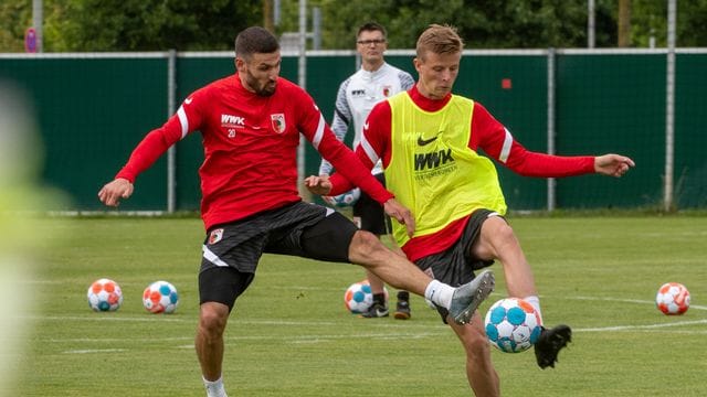 Daniel Caligiuri (l) und Frederick Winter kämpfen um den Ball