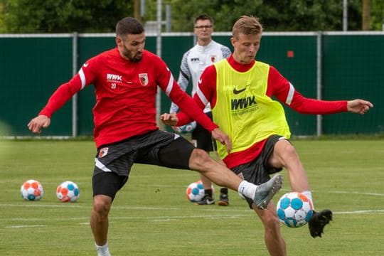 Daniel Caligiuri (l) und Frederick Winter kämpfen um den Ball