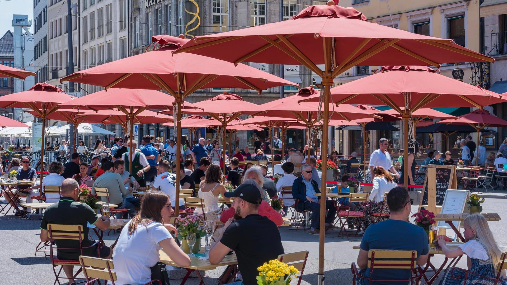 Bewirtung unter Sonnenschirmen in München (Symbolbild): Nicht alle Betriebe haben nach dem Lockdown wieder öffnen können.