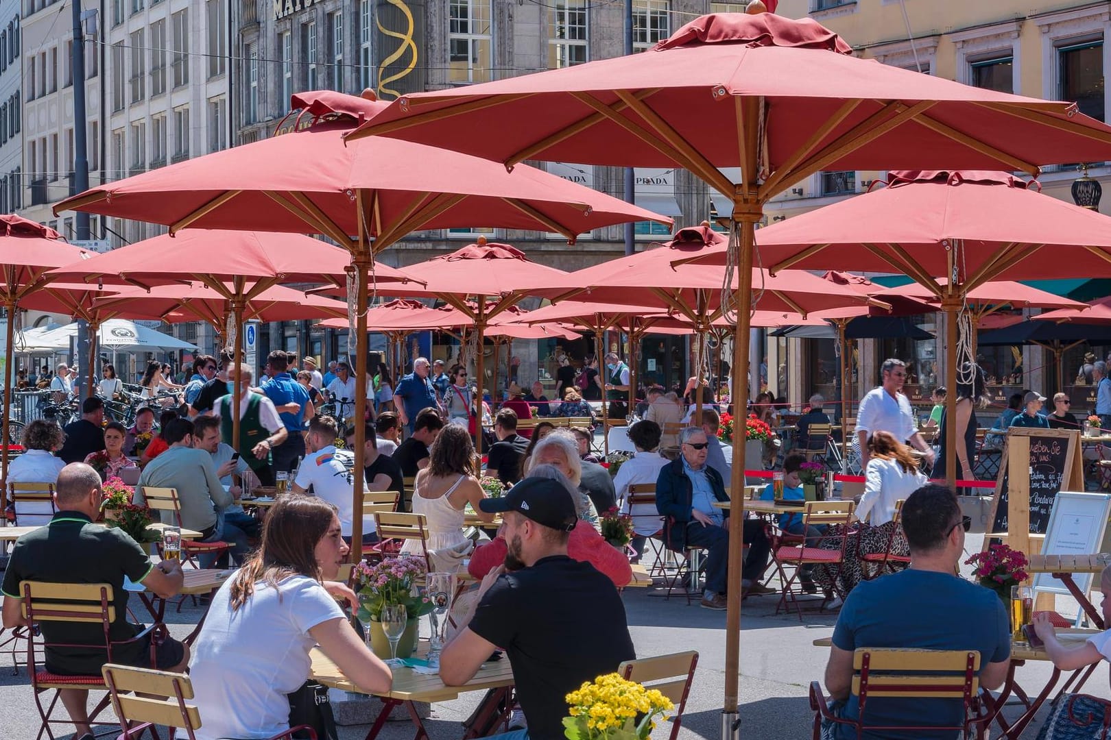 Bewirtung unter Sonnenschirmen in München (Symbolbild): Nicht alle Betriebe haben nach dem Lockdown wieder öffnen können.