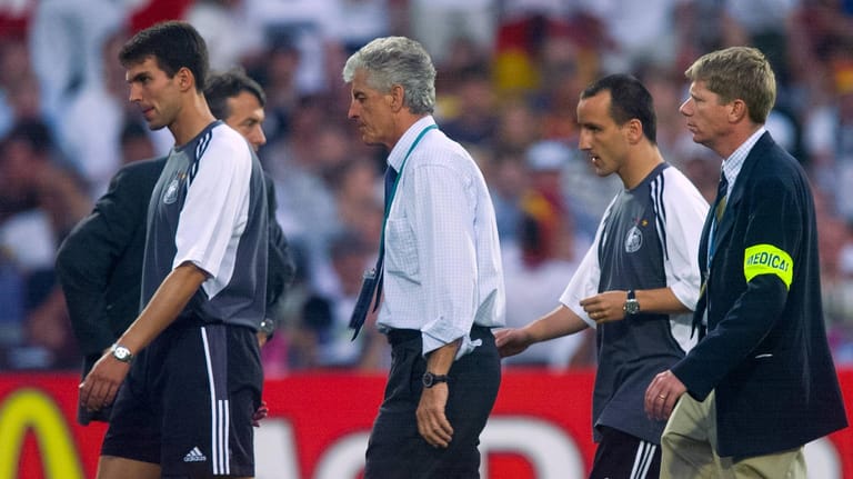 Das deutsche Team um Trainer Erich Ribbeck (m.) bei der Fußball EM 2000: Die Lehren aus dem enttäuschenden Turnier führten zum WM-Titel 2014.