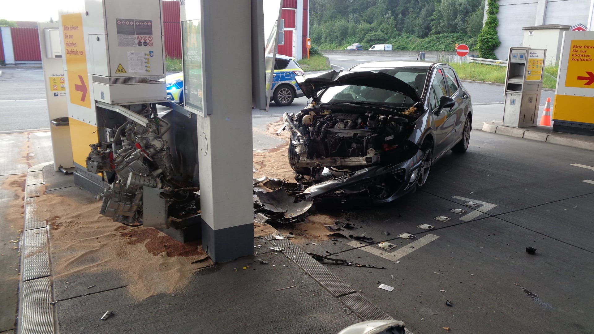 Der Unfallort: Das Fahrzeug krachte in eine Zapfsäule.