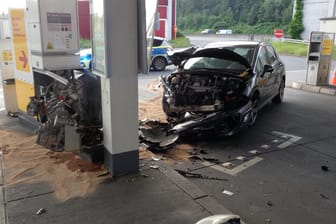 Der Unfallort: Das Fahrzeug krachte in eine Zapfsäule.