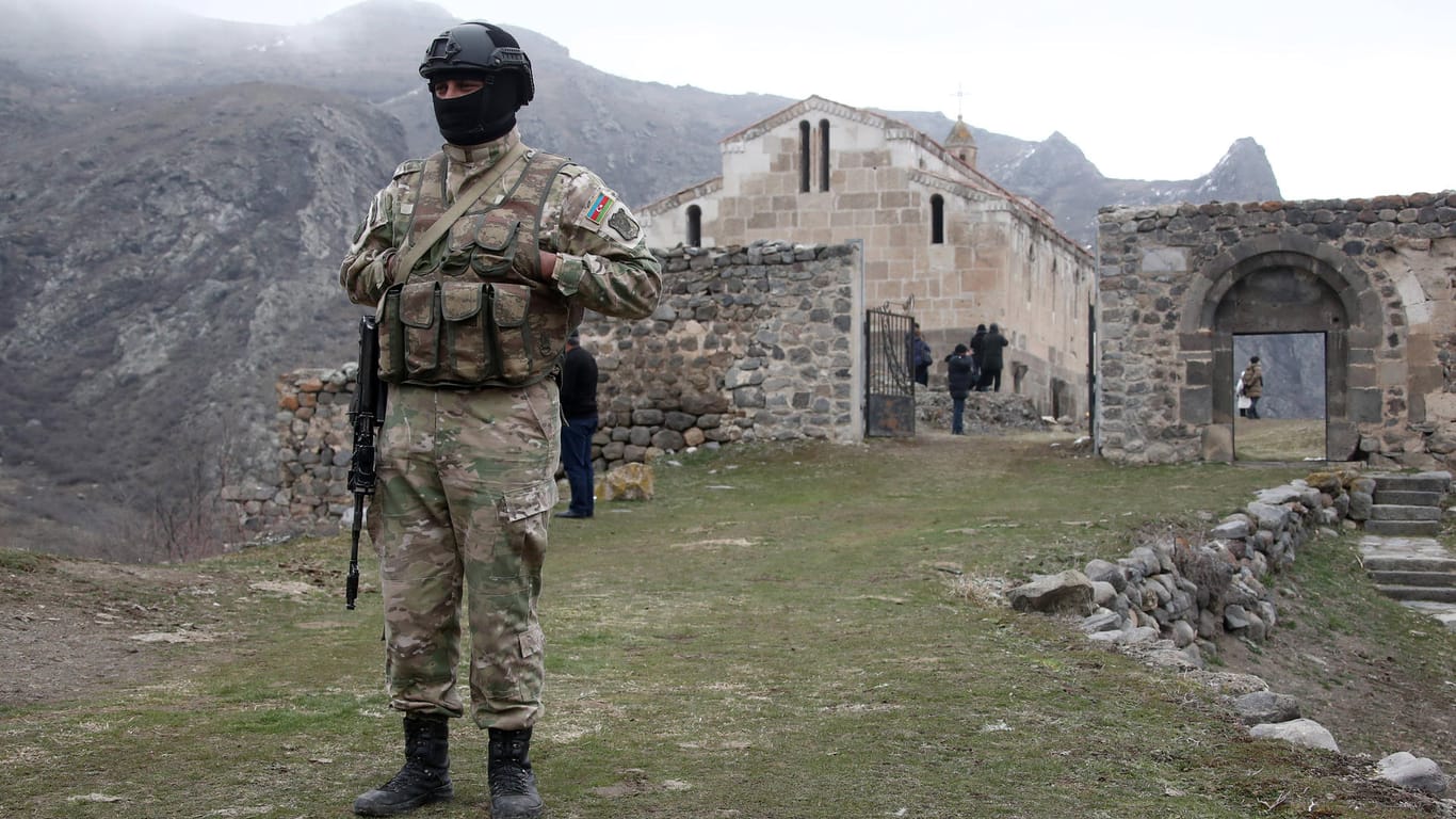 Ein aserbaidschanischer Soldat im Kaukasus-Gebirge: Russland hatte am Morgen einen neuen Waffenstillstand verhandelt, beide Seiten kündigten an, sich daran zu halten.