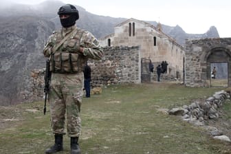 Ein aserbaidschanischer Soldat im Kaukasus-Gebirge: Russland hatte am Morgen einen neuen Waffenstillstand verhandelt, beide Seiten kündigten an, sich daran zu halten.