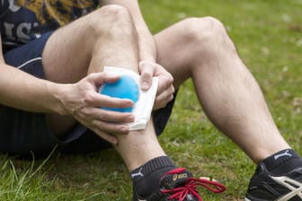 Sportverletzung: Kühlen hemmt die Schwellung und lindert die Schmerzen.