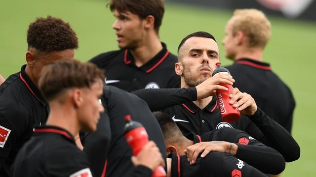 Filip Kostic (2.v.r.) nimmt am Trainingsauftakt teil
