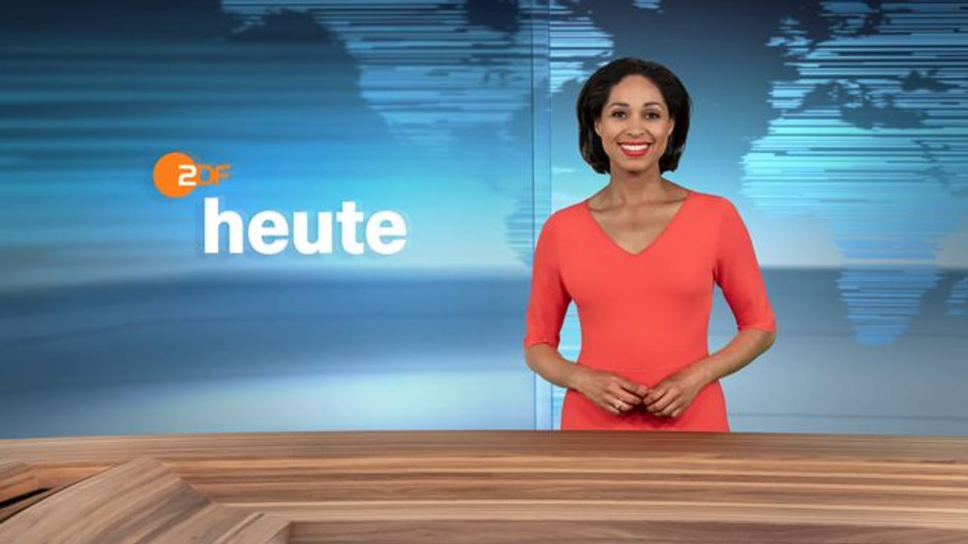 Jana Pareigis im neugestalteten Studio der ZDF-Nachrichtensendung "heute".