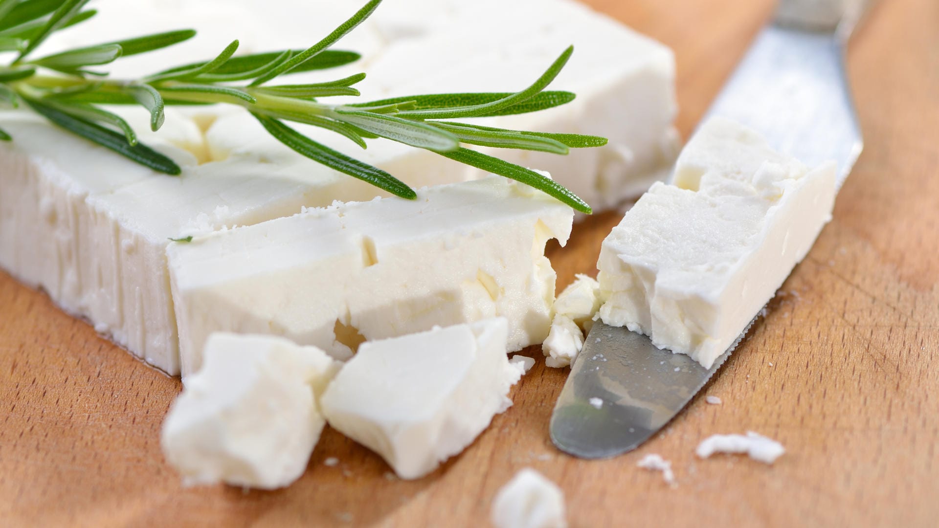 Feta: Schafskäse, Fetakäse und Manouri sind Salzlakenkäse, die mehrheitlich oder komplett aus Schafsmilch hergestellt wurden.