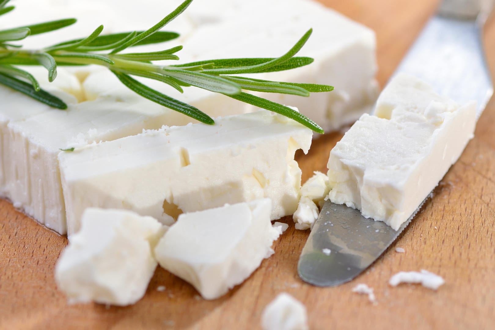 Feta: Schafskäse, Fetakäse und Manouri sind Salzlakenkäse, die mehrheitlich oder komplett aus Schafsmilch hergestellt wurden.