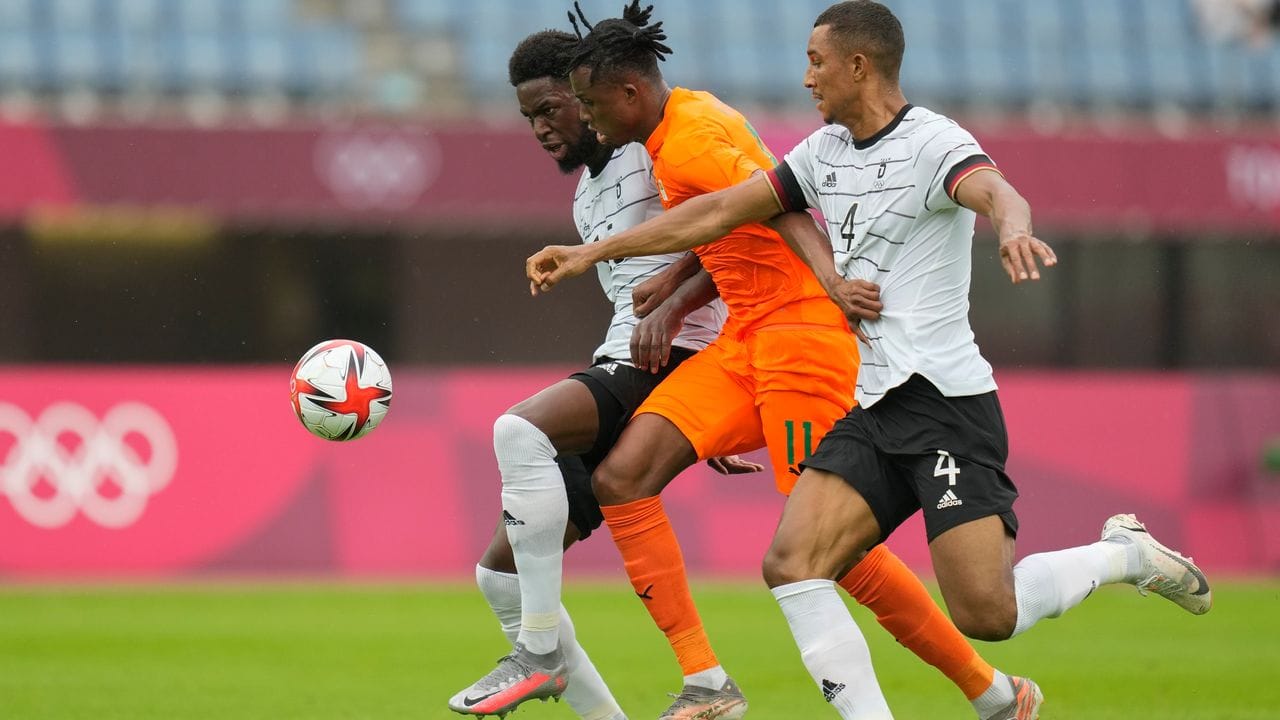 Deutschlands Felix Uduokhai (r) und Jordan Torunarigha (l) nehmen Christian Kouame in die Zange. Deutschlands Felix Uduokhai (r) und Jordan Torunarigha (l) nehmen Christian Kouame in die Zange.