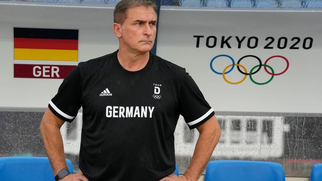 Deutschlands Trainer Stefan Kuntz beobachtet das Spiel seiner Mannschaft.