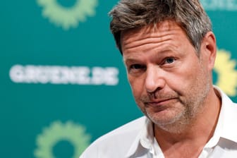 Robert Habeck, Co-Vorsitzender der Grünen: Er kritisiert die "Wetterfroschpolitik" von Union und FDP.