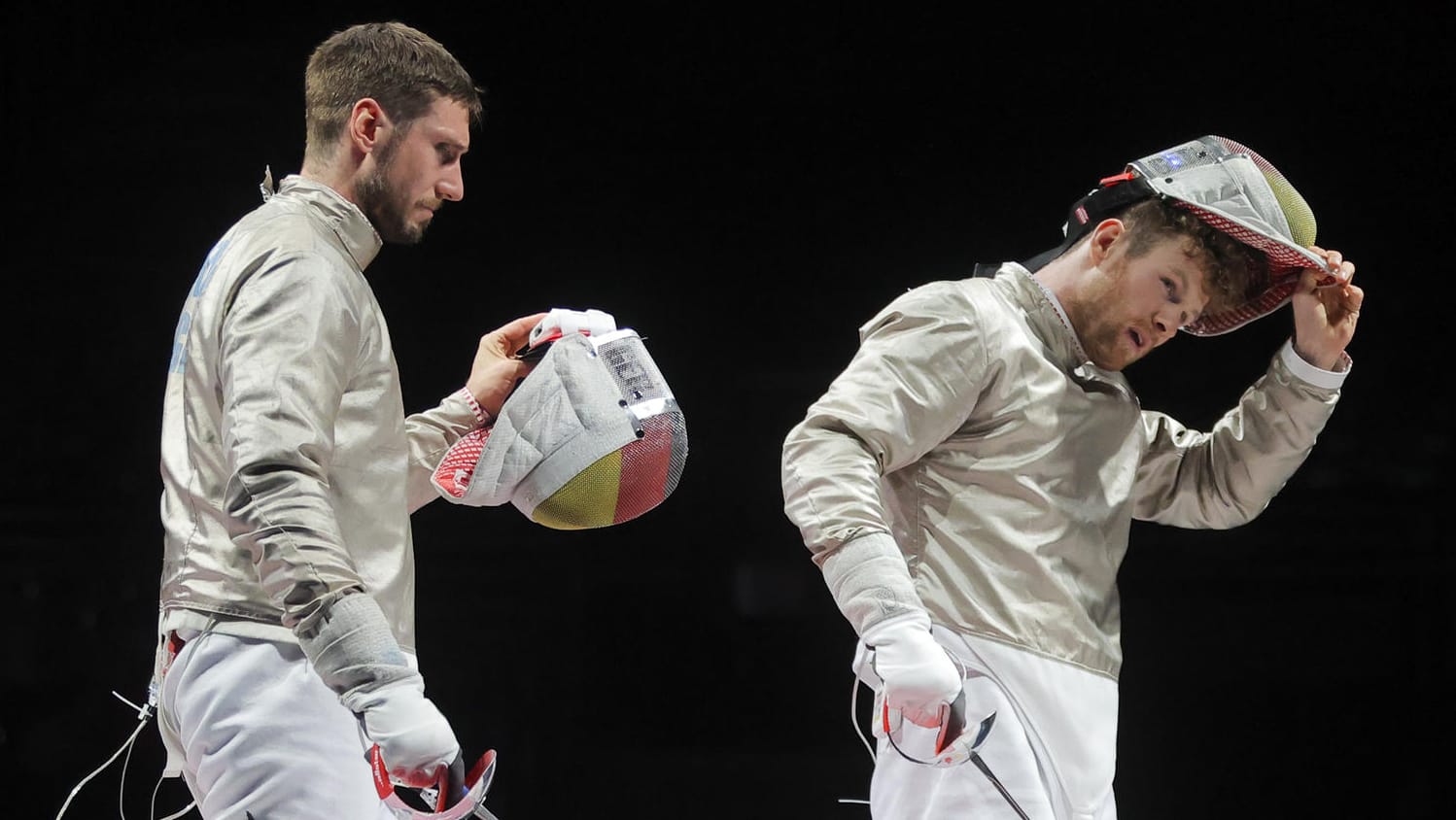 Enttäuscht: Das deutsche Säbelfechtteam um Richard Hübers (r.) und Max Hartung verlor das Duell um Platz drei gegen Ungarn.