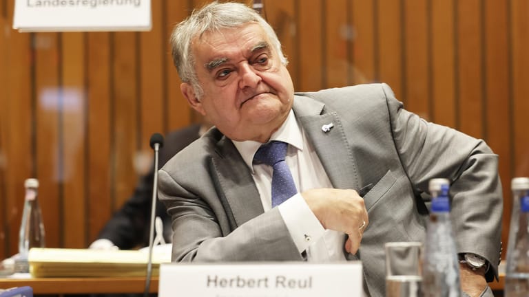 NRW-Innenminister Herbert Reul im Innenausschuss des Düsseldorfer Landtags.