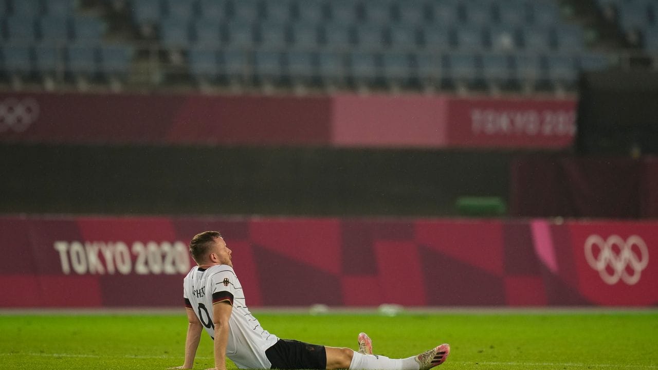 Cedric Teuchert sitzt nach dem Ausscheiden enttäuscht auf dem Rasen. Cedric Teuchert sitzt nach dem Ausscheiden enttäuscht auf dem Rasen.