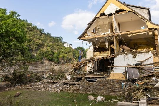 Eine Elementarversicherung schützt etwa bei Schäden durch Hochwasser, Starkregen, Erdsenkung oder Erdrutsch.