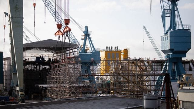 Werftarbeiter arbeiten auf dem Gelände der Pella Sietas Werft (Archivbild): Die Hamburger Schiffbauer hat Insolvenz angemeldet.