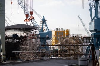 Werftarbeiter arbeiten auf dem Gelände der Pella Sietas Werft (Archivbild): Die Hamburger Schiffbauer hat Insolvenz angemeldet.