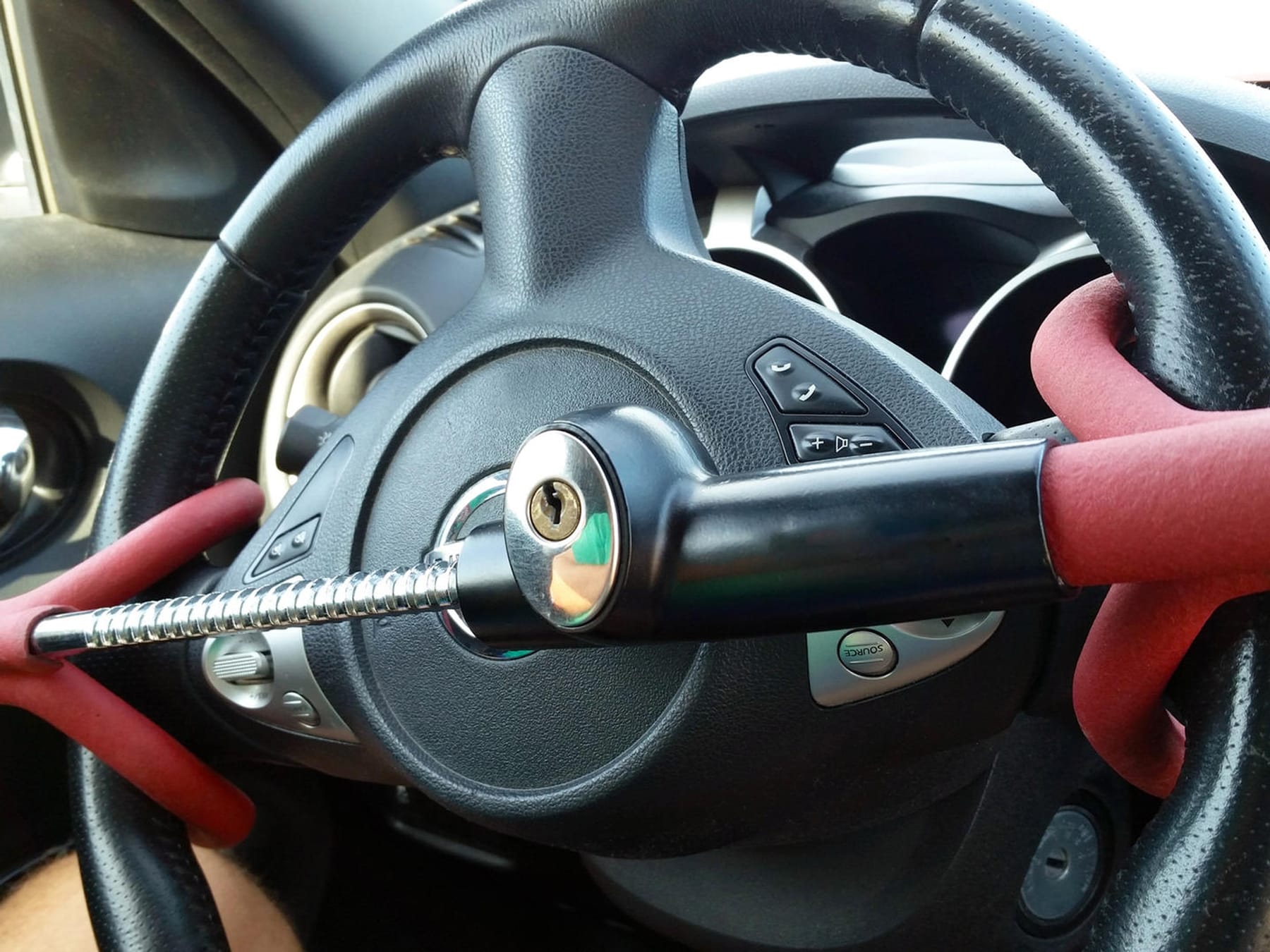Diebstahlschutz im Auto: Diese Lenkradkrallen bieten wirklich
