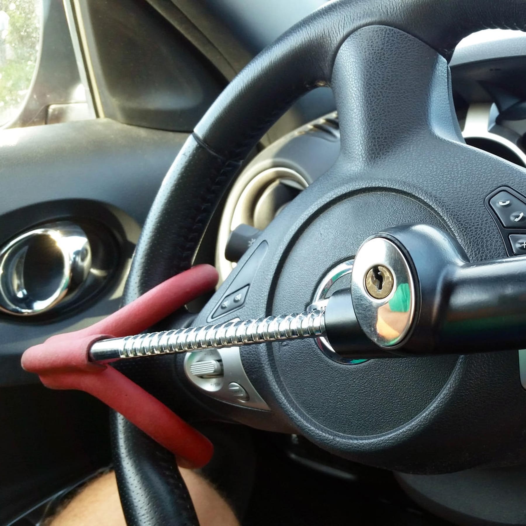 Diebstahlschutz im Auto: Diese Lenkradkrallen bieten wirklich Sicherheit