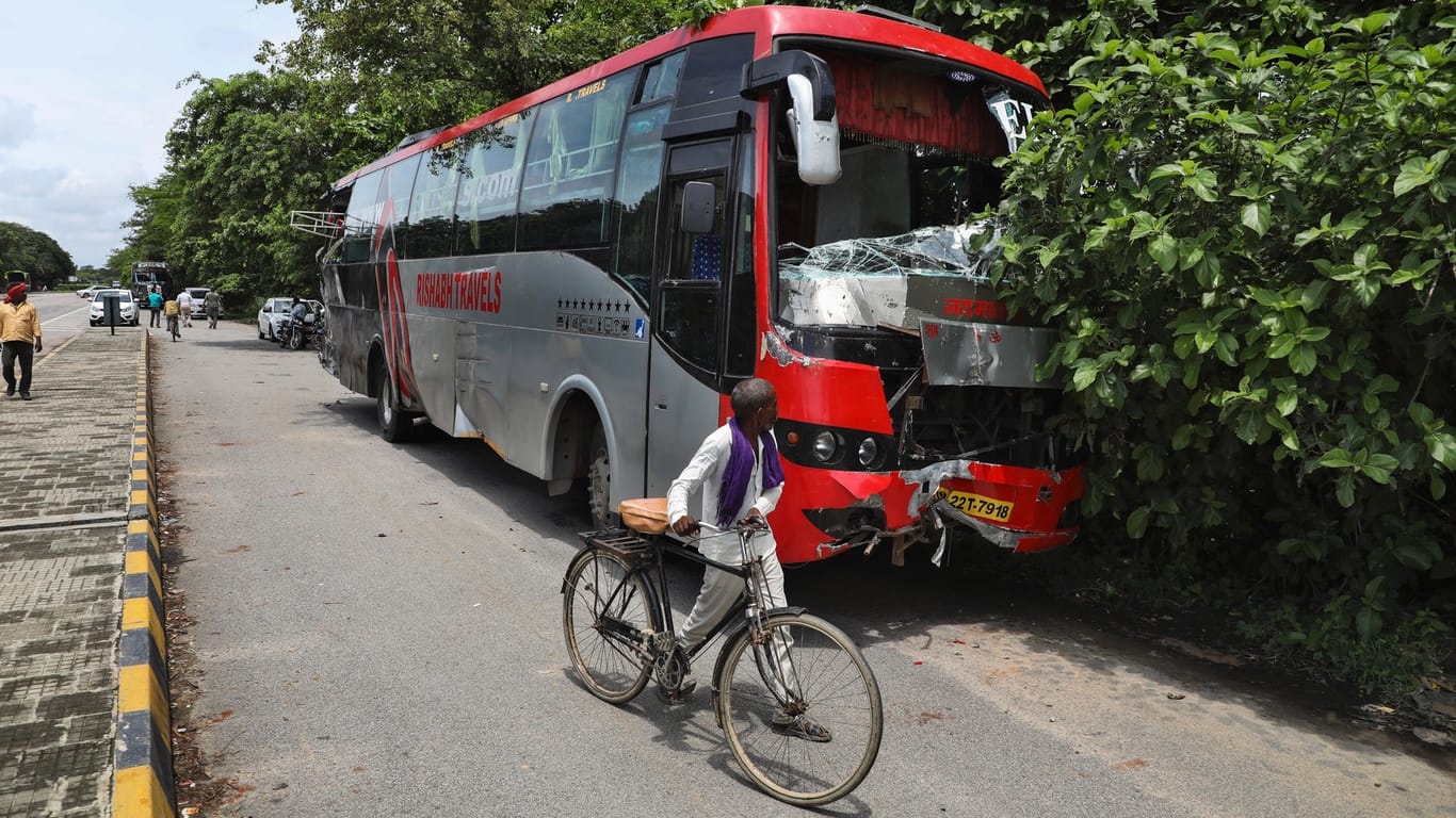 Der Unfall in der Nähe von Barabanki: Dutzende Männer schliefen neben dem Bus, als ein Lastwagen in ihn fuhr.