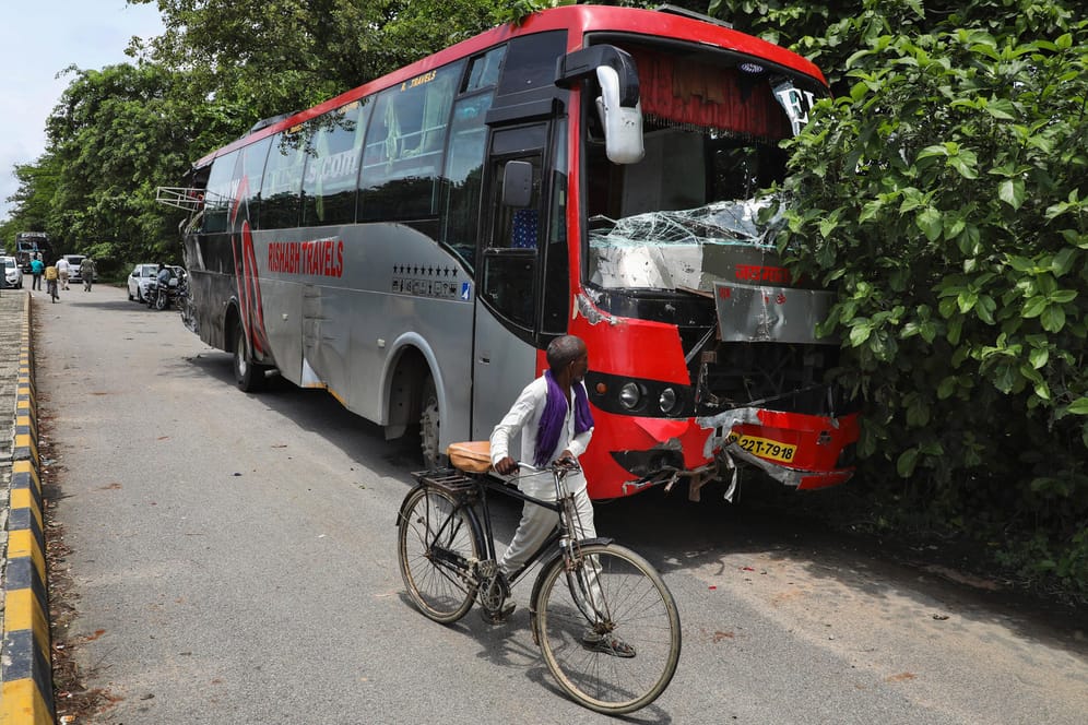 Der Unfall in der Nähe von Barabanki: Dutzende Männer schliefen neben dem Bus, als ein Lastwagen in ihn fuhr.