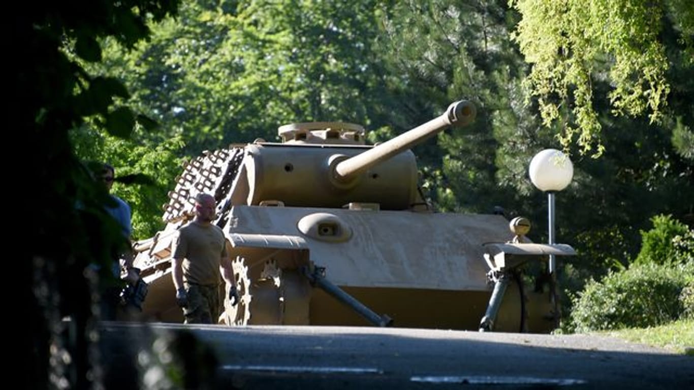 Ein "Panther" Kampfpanzer steht auf einem Villengrundstück zum Abtransport bereit (Archivbild): Dem Besitzer droht nun eine Bewährungsstrafe.