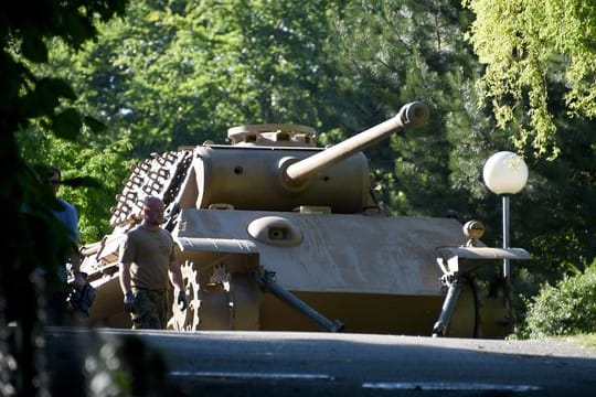 Ein "Panther" Kampfpanzer steht auf einem Villengrundstück zum Abtransport bereit (Archivbild): Dem Besitzer droht nun eine Bewährungsstrafe.