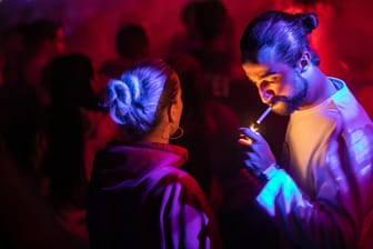 Lebensgefühl (Symbolbild): Lange Zeit haben Hersteller ihren Zigaretten ein positives, rebellisches Image verpasst. Nun stellen sie Zigaretten selbst als ungesund dar – und bewerben eine vermeintliche Alternative.