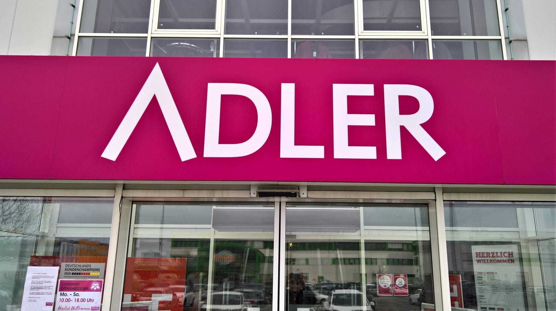 Eine Adler-Filiale (Symbolbild): Die Modekette befindet sich im Insolvenzverfahren, nun wurde ihr Sanierungskonzept akzeptiert. Eine Adler-Filiale (Symbolbild): Die Modekette befindet sich im Insolvenzverfahren, nun wurde ihr Sanierungskonzept akzeptiert.