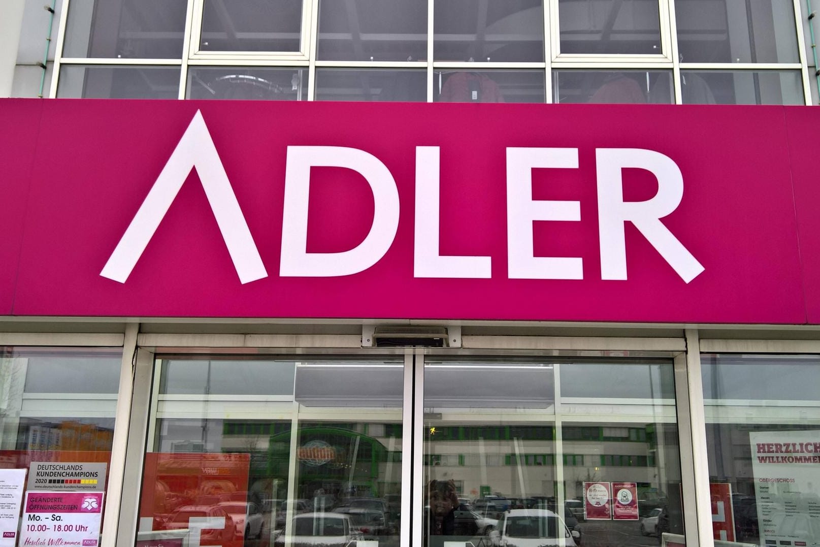 Eine Adler-Filiale (Symbolbild): Die Modekette befindet sich im Insolvenzverfahren, nun wurde ihr Sanierungskonzept akzeptiert. Eine Adler-Filiale (Symbolbild): Die Modekette befindet sich im Insolvenzverfahren, nun wurde ihr Sanierungskonzept akzeptiert.