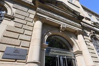 Blick auf den Eingang des Oberlandesgerichts in Karlsruhe
