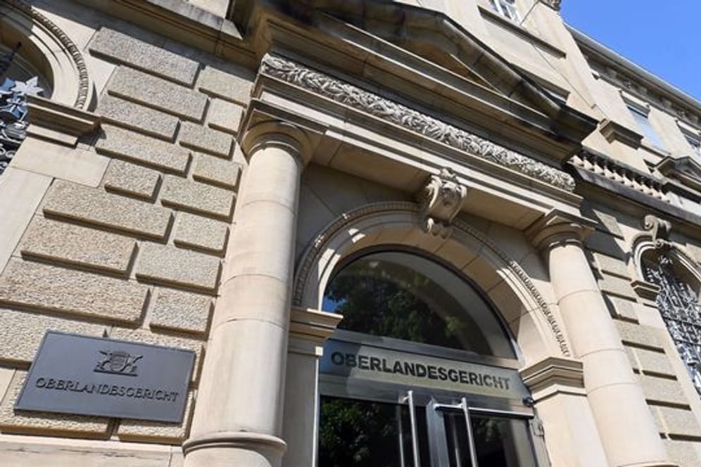Blick auf den Eingang des Oberlandesgerichts in Karlsruhe