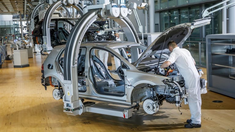 Produktion bei VW: Viele Hersteller mussten wegen des Chipmangels die Fertigung drosseln oder für einige Modelle sogar einstellen.