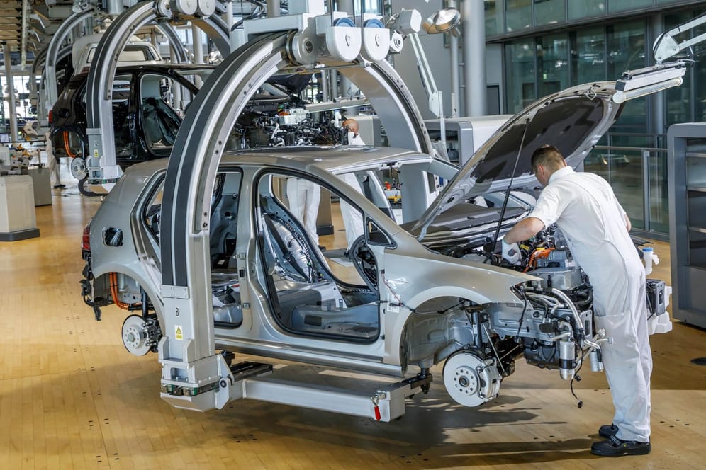 Produktion bei VW: Viele Hersteller mussten wegen des Chipmangels die Fertigung drosseln oder für einige Modelle sogar einstellen.