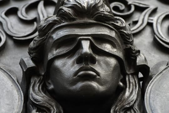 Eine Figur der blinden Justitia (Symbolbild): Die Angeklagte war nicht vernehmungsfähing und konnte nicht auf die Fragen in Verfahren antworten.