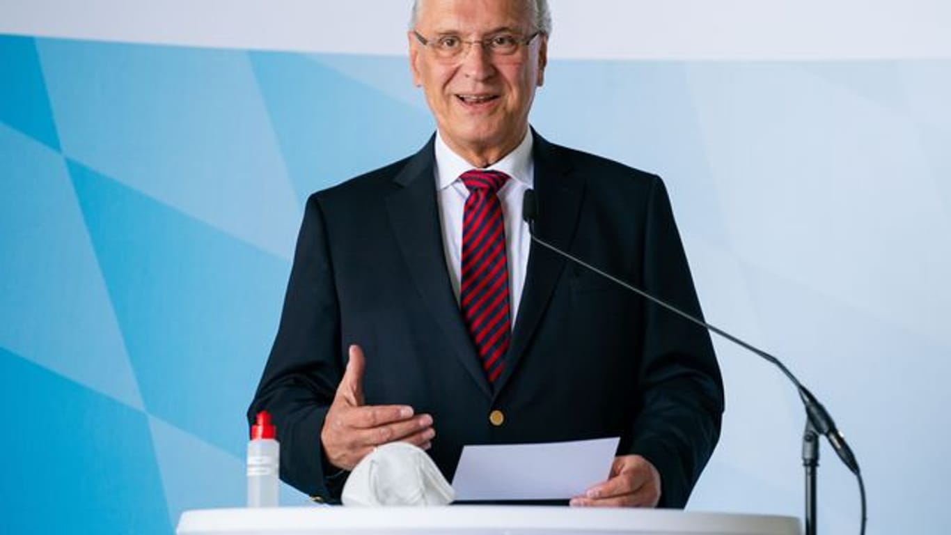 Joachim Herrmann spricht bei einer Pressekonferenz