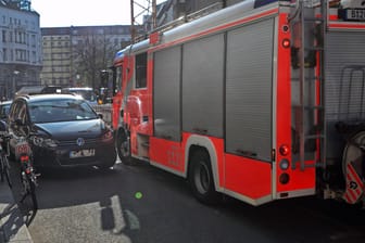 Ein parkendes Auto blockiert einen Rettungsweg (Symbolbild): Für solche Vergehen forderte die Kölner Stadtdirektorin Andrea Blomen deutlich höhere Geldbußen.