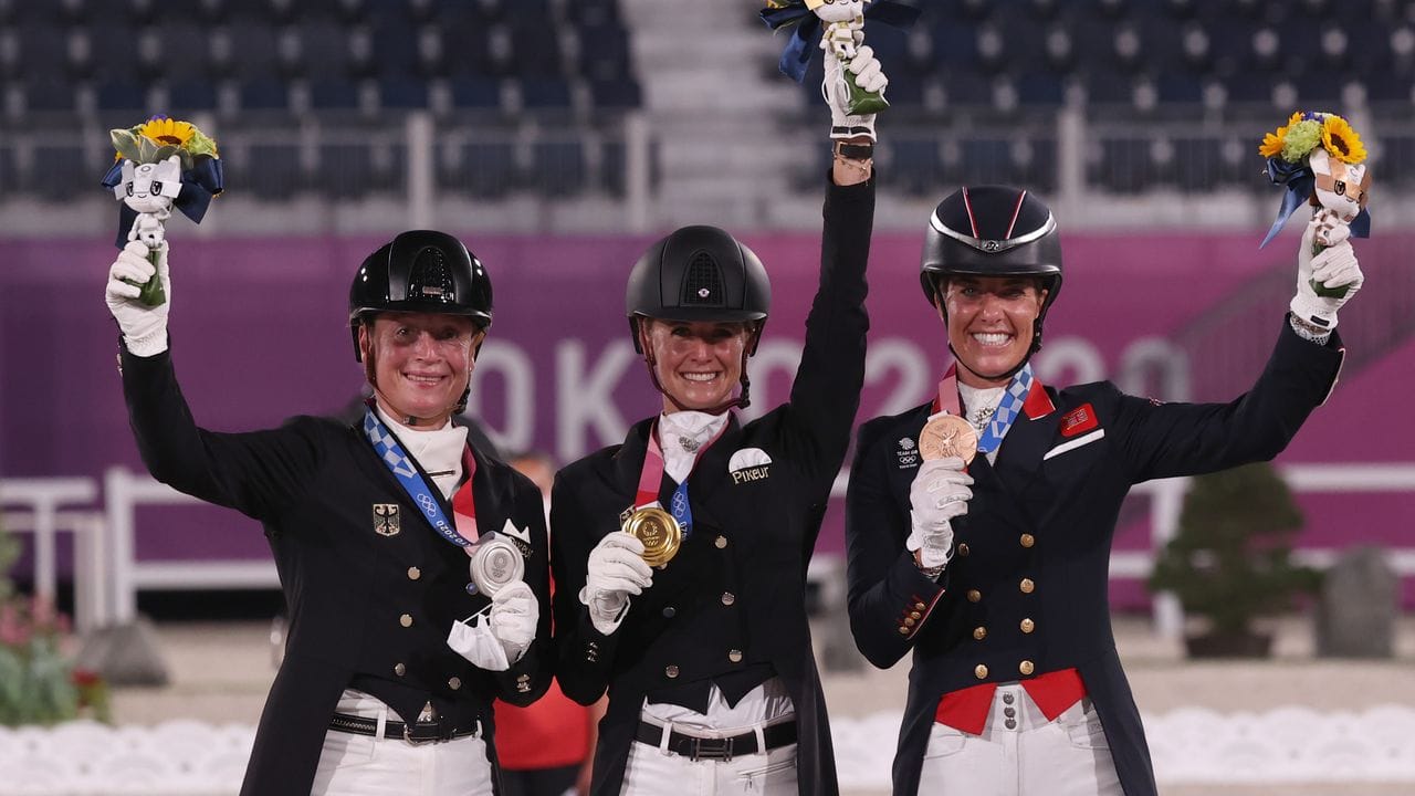 Silbermedaillen-Gewinnerin Isabell Werth (l-r), Siegerin Jessica von Bredow-Werndl und die drittplatzierte Charlotte Dujardin.