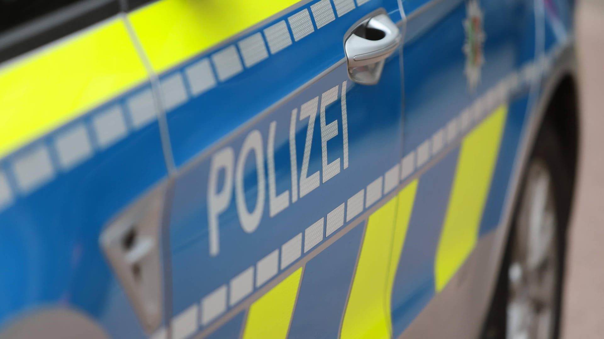 Streifenwagen der Polizei: Die 28-Jährige fuhr über zwei rote Ampeln (Symbolbild).
