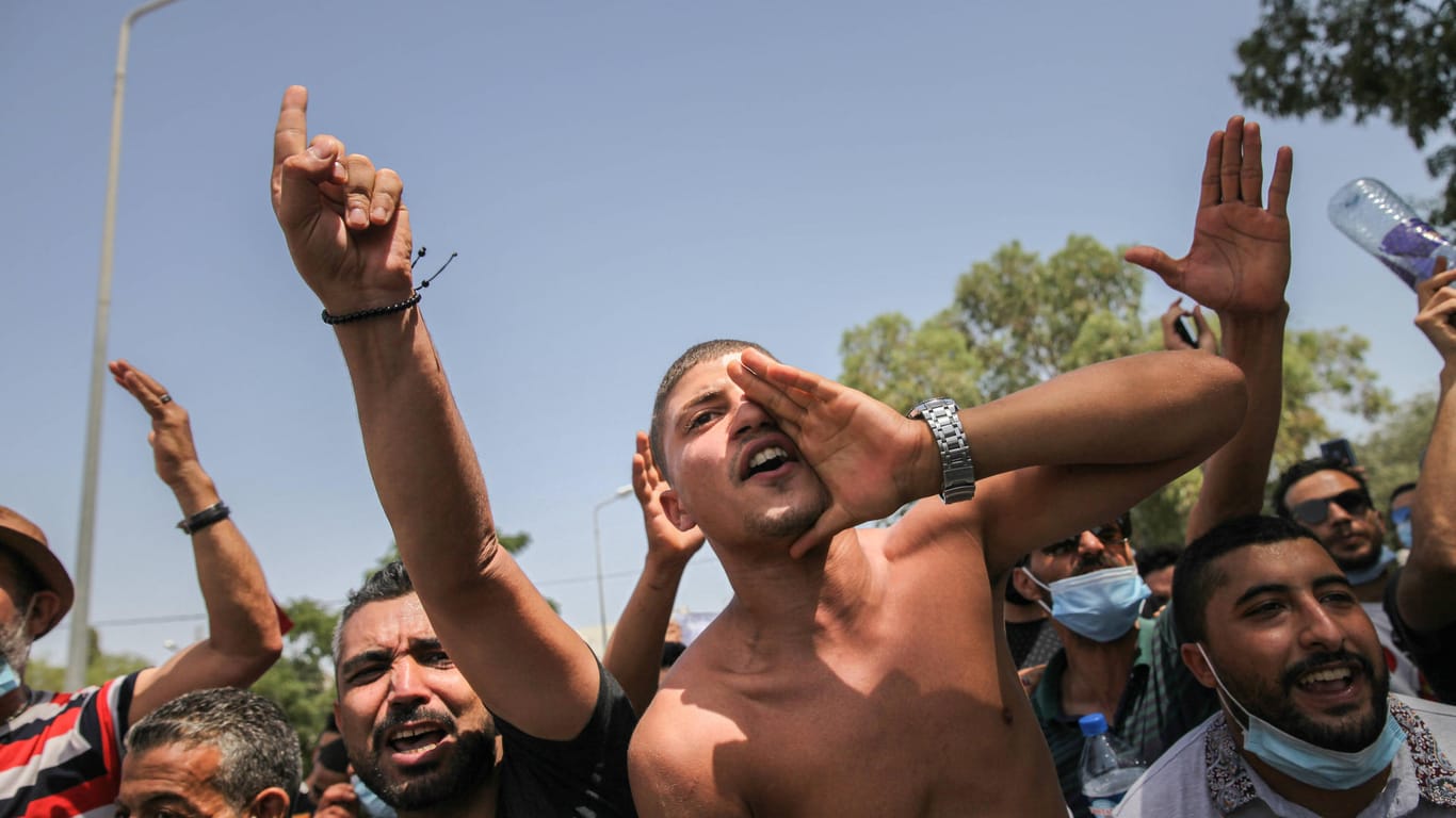 Unterstützer des Präsidenten demonstrieren in Tunis: Der Machtkampf in Tunesien spitzt sich zu.