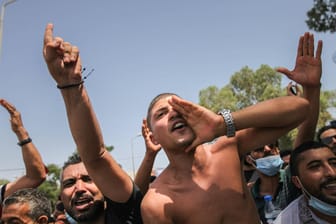 Unterstützer des Präsidenten demonstrieren in Tunis: Der Machtkampf in Tunesien spitzt sich zu.