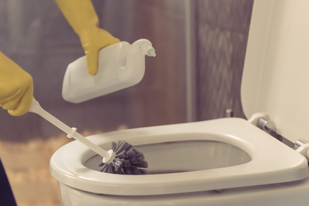 WC-Reiniger (Symbolbild): Mehr als die Hälfte der getesteten WC-Reiniger bewertet "Öko-Test" mit "sehr gut" oder "gut".