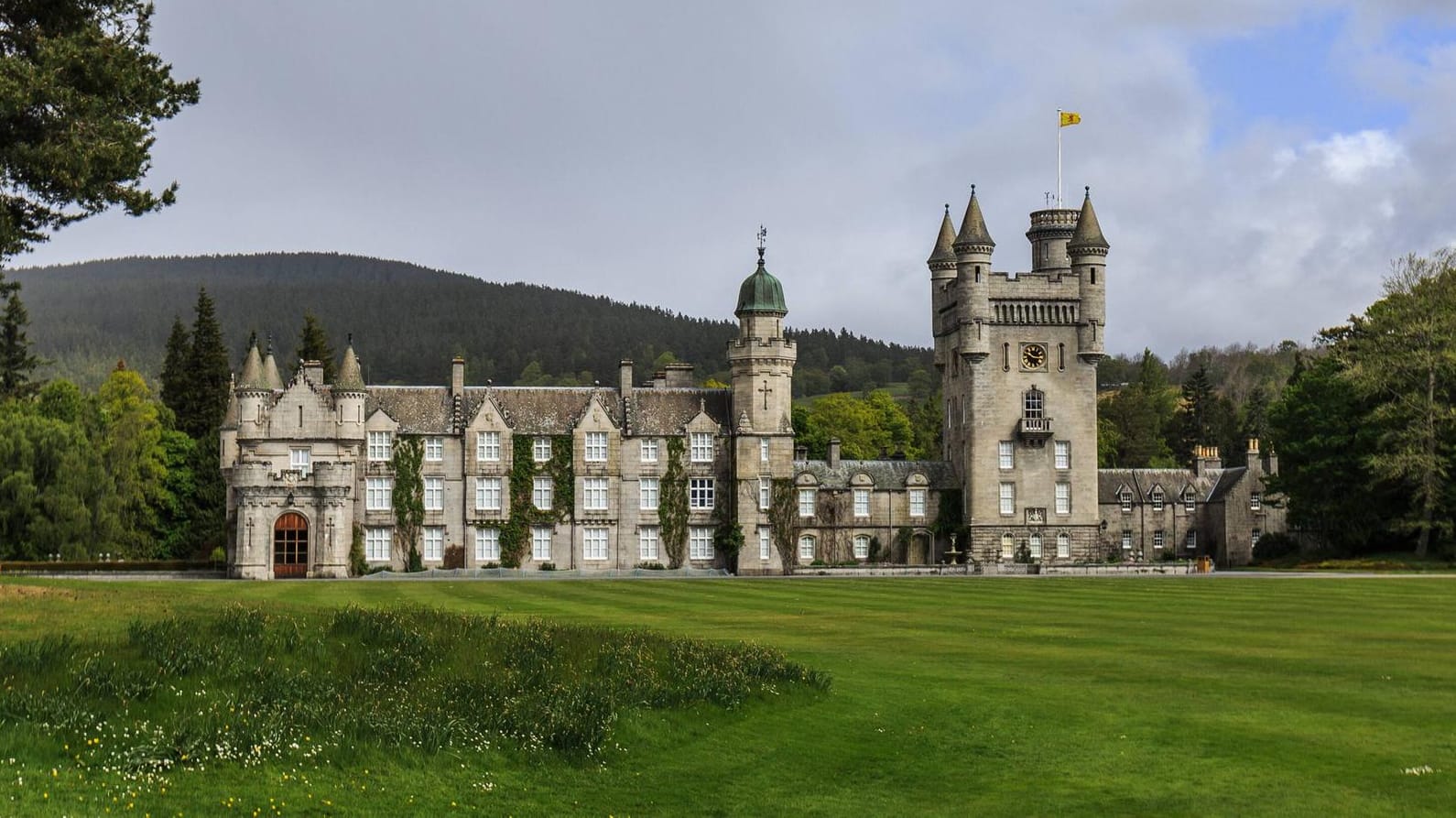 Schloss Balmoral: Es ist die Sommerresidenz von Queen Elizabeth II., sie verbringt dort jährlich zwölf Wochen.