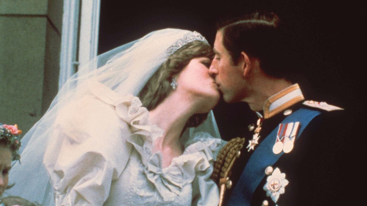 Der Hochzeitskuss des damaligen Traumpaares Prinz Charles und Lady Diana Spencer 1981 in London.